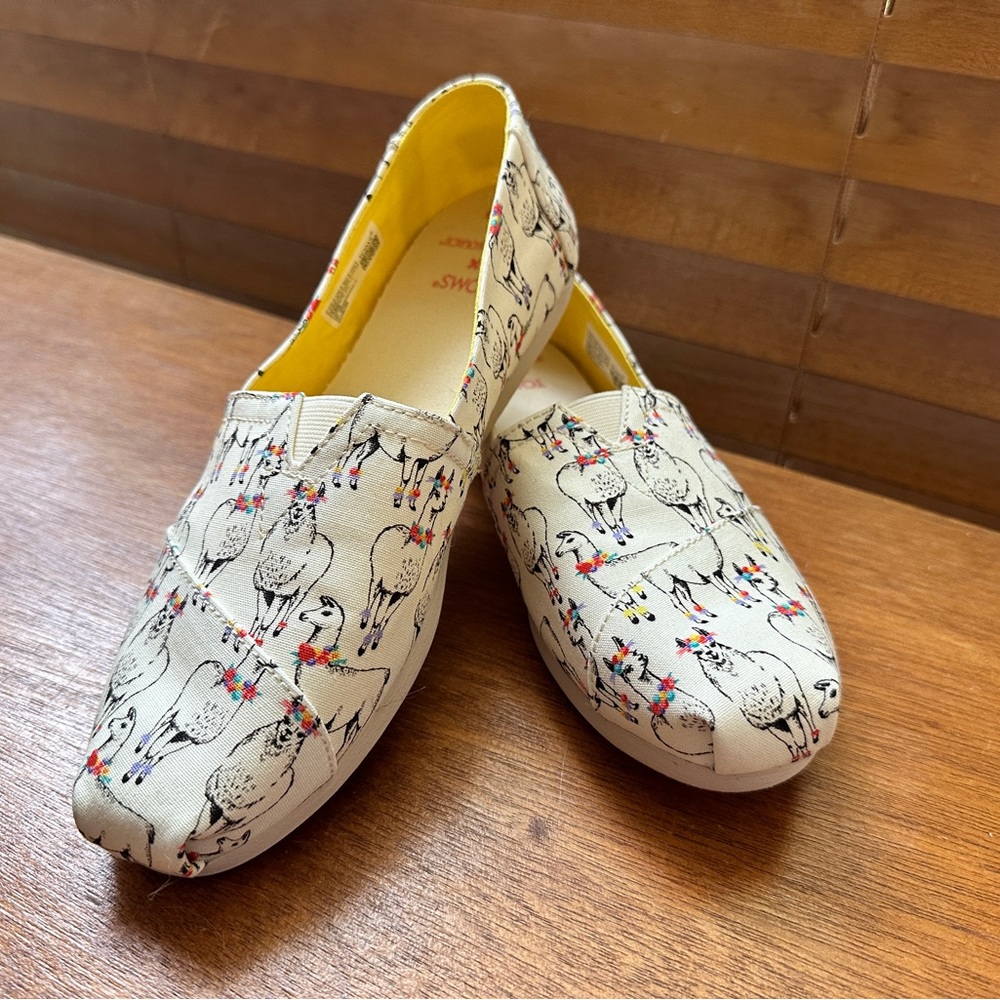 Adorable TOMS with llamas!